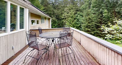 Inviting home with private hot tub - minutes to slopes, bike path & hiking