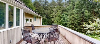 Inviting home with private hot tub - minutes to slopes, bike path & hiking