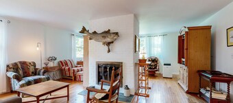 Coastal Retreat | Walk to Inkwell Beach, Dining & Flying Horses Carousel