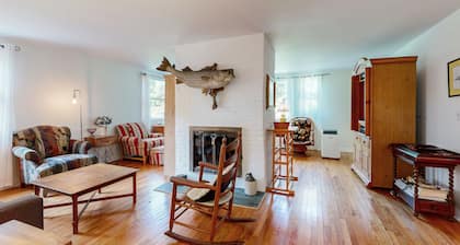 Coastal Retreat | Walk to Inkwell Beach, Dining & Flying Horses Carousel