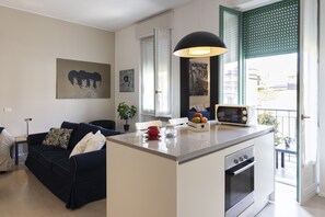 Apartamento Deluxe, 1 habitación | Zona de estar | Televisión de 43 pulgadas con canales digitales