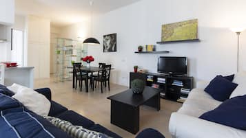 Apartamento luxo, 1 quarto | Área de estar | TV 43 polegadas com canais digitais