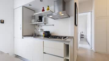 Deluxe Apartment, 1 Bedroom | Private kitchen | Fridge, microwave, oven, stovetop