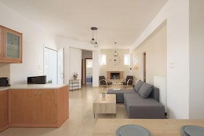 Smart TV, video games, books, stereo - Perivoli SeaView Cottage, a Rural Bliss of Nature, Close to tavernas & beach (Rethymno)