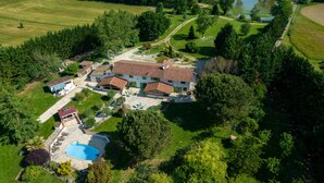 An aerial view of a property with a large house, a swimming pool, and surrounding greenery. - Au Temps Suspendu - Large Gîte 16 People - Pyrenees (Saint-Martin-d'Oydes)