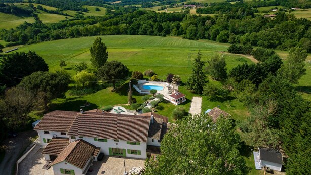 A large house with a swimming pool, surrounded by lush green fields and trees. - Au Temps Suspendu - Large Gîte 16 People - Pyrenees (Saint-Martin-d'Oydes)
