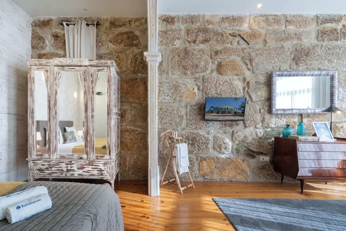3 habitaciones, tabla de planchar con plancha, wifi y ropa de cama 