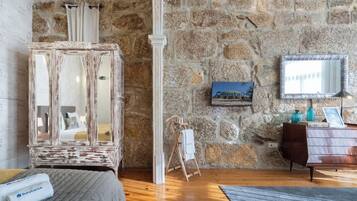 3 habitaciones, tabla de planchar con plancha, wifi y ropa de cama