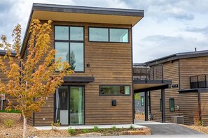 Exterior - LUX Modern Retreat: Hot tub & Pool, Perfect Location! (Whitefish)