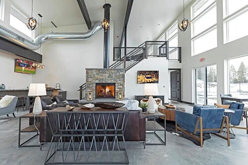 LUX Modern Retreat: Hot tub & Pool, Perfect Location!