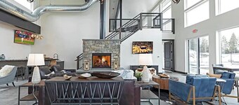 LUX Modern Retreat: Hot tub & Pool, Perfect Location!