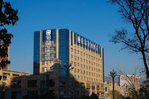 Un hôtel de grande hauteur doté d’une façade moderne en verre et de nombreux étages.