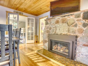 Dining - EV Charger, Fenced Yard, Cozy with Modern Comforts, Last Minute Deals on Nov-Dec (Rhododendron)