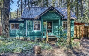 Exterior - EV Charger, Fenced Yard, Cozy with Modern Comforts, Last Minute Deals on Nov-Dec (Rhododendron)