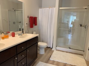 Combined shower/bathtub