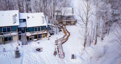 Ski-in ski-out 3 Bdrm Chalet w sauna on slopes & lake - Sleeps 8