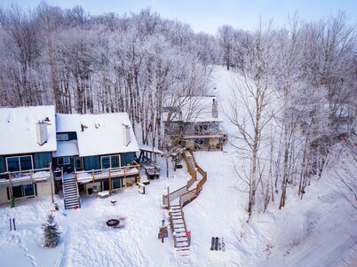 Ski-in ski-out 3 Bdrm Chalet w sauna on slopes & lake - Sleeps 8