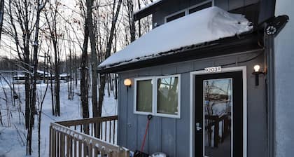 Ski-in ski-out 3 Bdrm Chalet w sauna on slopes & lake - Sleeps 8
