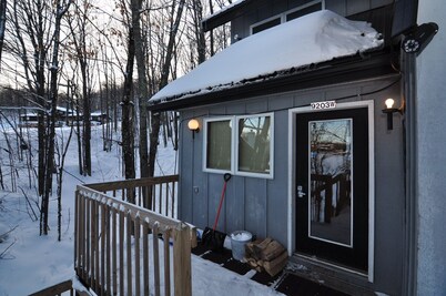 Ski-in ski-out 3 Bdrm Chalet w sauna on slopes & lake - Sleeps 8