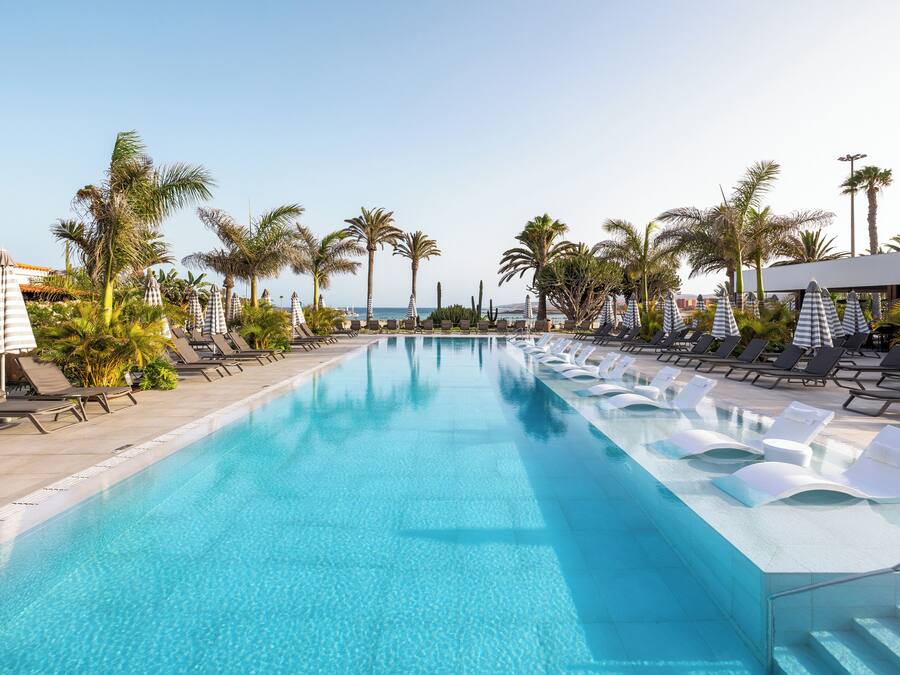 Outdoor pool, pool umbrellas, sun loungers