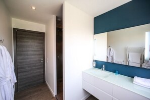 Douche, sèche-cheveux, serviettes fournies, savon