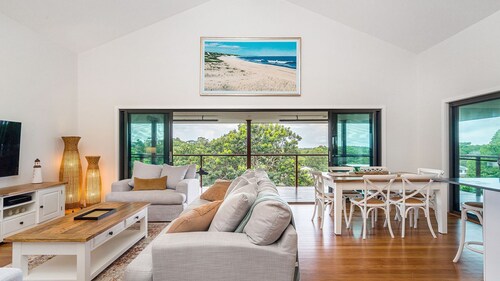 Mulivista - spacious home with ocean views & pool