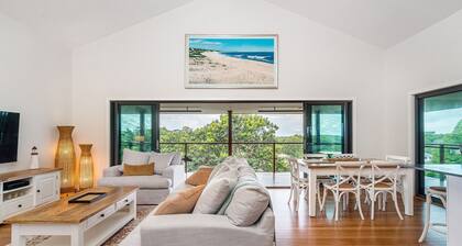 Mulivista - spacious home with ocean views & pool