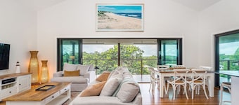 Mulivista - spacious home with ocean views & pool