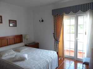4 bedrooms, iron/ironing board, WiFi, bed sheets - Hedone Praia d'El Rei Resort (Amoreira)