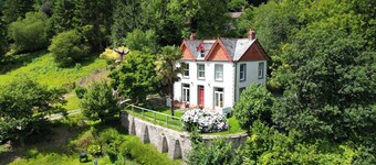 Wild Walks, Cozy Fires & Woodland Wonder: Sleeps 7