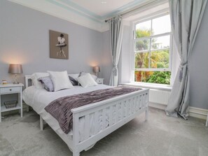 4 bedrooms, iron/ironing board, free WiFi, bed sheets