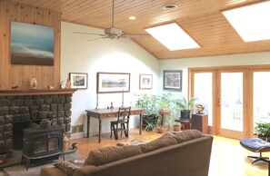 Chimenea, libros y estéreo