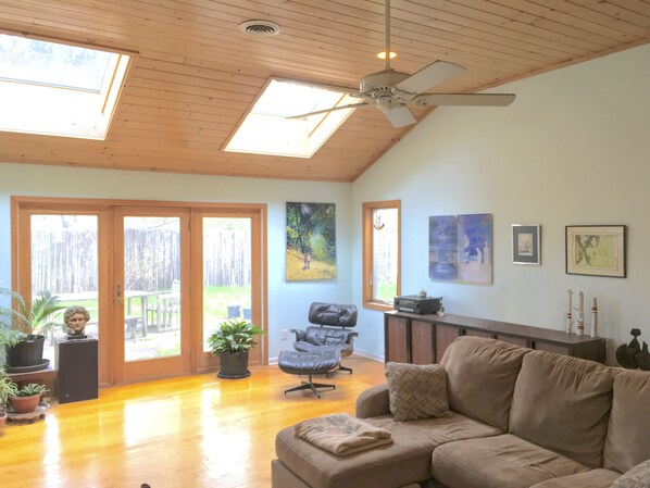 Chimenea, libros y estéreo