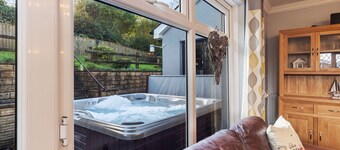 Hazelglade Cottage - Hot Tub and Games Room