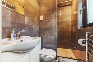 Ensemble douche/baignoire, sèche-cheveux, serviettes fournies