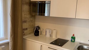 Kaffetrakter/tekoker, kjøleskap, mikrobølgeovn og kokeplater