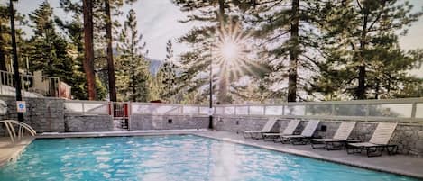 Piscine couverte, piscine extérieure