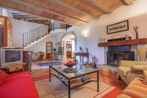 TV, fireplace - Mon Mallorqui Pas Col, Finca 5StarsHome Mallorca (Pollensa / Pollença)