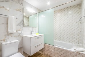 Vasca, asciugacapelli, asciugamani, sapone