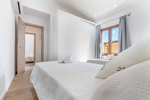 4 slaapkamers, een strijkplank/strijkijzer, reisbedje, gratis wifi