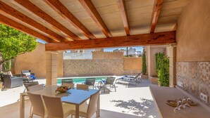 An outdoor patio with a pool, dining area, and bar. - Town55, House 5StarsHome Mallorca (Pollensa / Pollença)