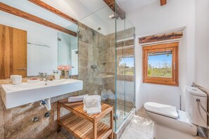 Badewanne, Haartrockner, Handtücher