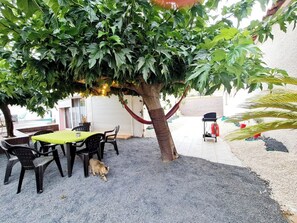 Outdoor dining - Heated pool house & JACCUZI -4 mins walk to the BEACH (Sainte-Marie-la-Mer)
