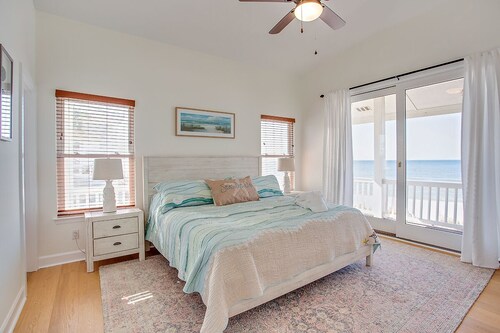 Surfin' Turtle - *Private* Beachfront Home