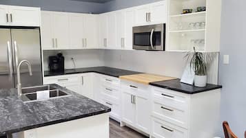 KylskÄp, mikrovÄgsugn, ugn och spishÀll