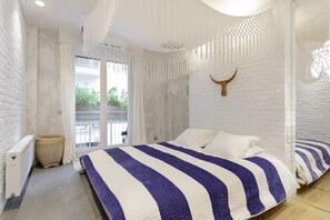 1 quarto, escrivaninha, ferros/tábuas de passar roupa, berço de viagem