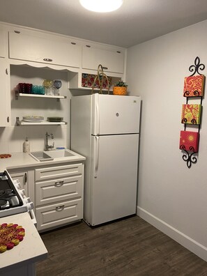 Réfrigérateur, four à micro-ondes, un four, surface de cuisson
