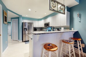 KĂŒhlschrank, Mikrowelle, Ofen, Herdplatte