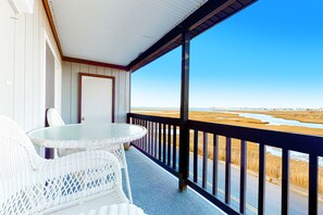 Terrace/patio - Bayfront Condo with Bay/Wetland Views, Balcony, WiFi & AC - Walk to the Beach (Ocean City)
