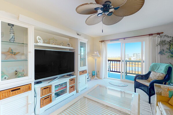 TV, DVD player - Bayfront Condo with Bay/Wetland Views, Balcony, WiFi & AC - Walk to the Beach (Ocean City)